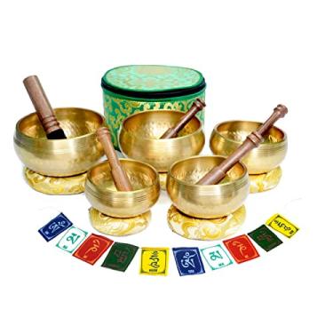 Imagem de Conjunto de 5 tigelas de canto tibetanas, autêntica tigela dourada de 7 metais para ioga, relaxamento, tigela de chakra, feita à mão, vem com bandeira de oração, 5 marretes de madeira, almofada de