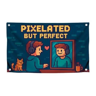 Imagem de Bandeiras de um lado de pixel de 1,8 x 1,2 m com citação "Pixelated But Perfect" - Pôster brilhante de poliéster para garagem - Banners de parede para homens com quatro argolas de latão - Bandeira