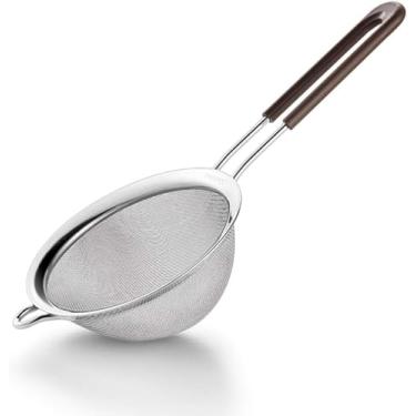 Imagem de Peneira de Cozinha em Aço Inox, 10cm de Diâmetro, 22cm de Altura, Malha Fina, com Cabo Longo e Apoio Lateral, 35g
