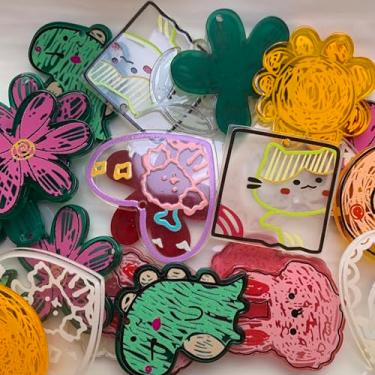 Imagem de Sqqzuie 30 peças de pingentes de plástico pintados à mão, contas fofas para fazer joias, pingentes de geleca para artesanato DIY, chaveiro, unhas, capas de telefone, garrafas, álbuns, cartões