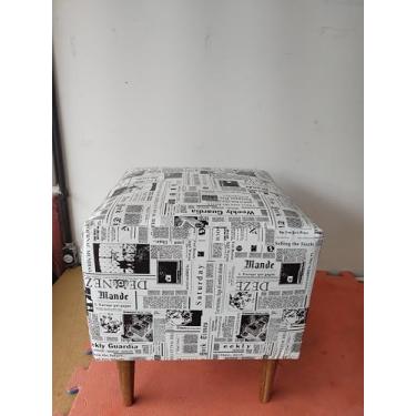 Imagem de Puff Decorativo em Corino, Estampa Jornal, Branco e Preto, Base em Madeira e MDF, 45x45x45 cm, Pés Palito Imbuía