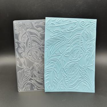 Imagem de Pasta de gravação de plástico tamanho A6 padrão de penas artesanato de papel plástico texturizadas impressões para fazer cartões scrapbooking