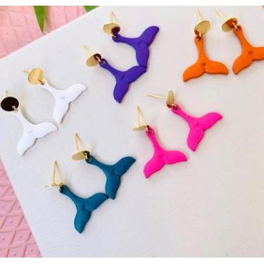 Imagem de Brincos de base calda de sereia coloridas folheado a Ouro - Dondocas.B