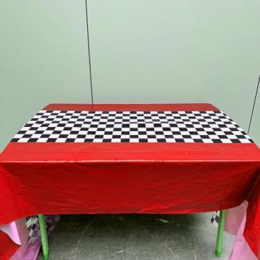 Imagem de Capas de mesa descartáveis para festa de aniversário – conjunto de toalha de mesa e corredor de mesa com tema de corrida, 137 x 272 cm, 2 folhas – capas de mesa vermelhas para decoração de festa de