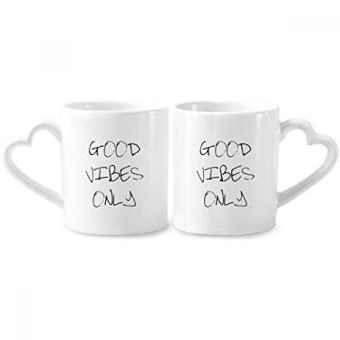 Imagem de Good Vibes Only Quote Conjunto de canecas de porcelana para casais, copo de cerâmica com alça de coração