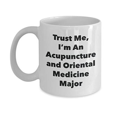 Imagem de Caneca Trust Me, I'm An Acupuncture and Oriental Medicine Major - Caneca de café divertida - Lindas ideias de presentes de formatura para amigos e colegas de classe