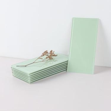 Imagem de CASAPALACE Telha de metrô de vidro verde Peel and Stick, 7,6 cm x 15,2 cm Backsplash de vidro para cozinha e banheiro (40 peças)