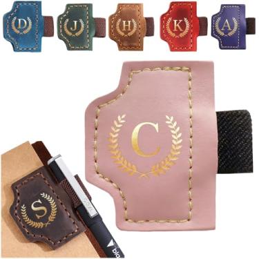 Imagem de Marcador de livro personalizado com suporte de caneta, marcador magnético de couro, 26 letras, presentes para amantes de livros, leitores, marcadores de livro de couro para homens e mulheres (rosa, C)