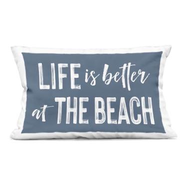 Imagem de Stupell Industries Almofada estampada decorativa Life Better at Beach Blue, design por letras e forrado