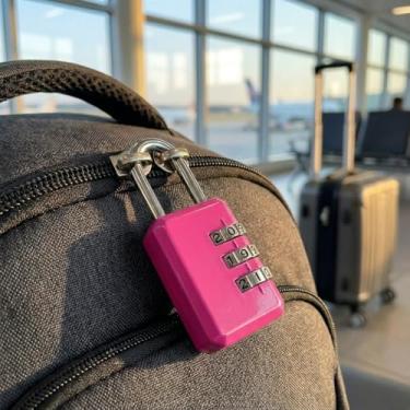 Imagem de Cadeado pequeno com combinação de 3 dígitos reinicializável – Trava de bagagem sem chave de liga de zinco para malas de viagem, armários de academia, zíperes de mochila e caixas de ferramentas – rosa