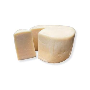 Imagem de Queijo Minas Meia Cura Artesanal 850g, Sabor Suave e Cremoso, Enviado em Caixa de Isopor - Produto 100% Natural, Massa Cozida com Textura Macia, Ideal para Receitas, Petiscos, Lanches e Mesa de Frios