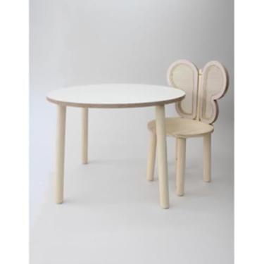 Imagem de Mesa com tampo redondo branco em mdf e pés na madeira de 45 cm de altura. Cadeira com pés e assento em madeira com 25 cm de altura e encosto em mdf e talagarça.