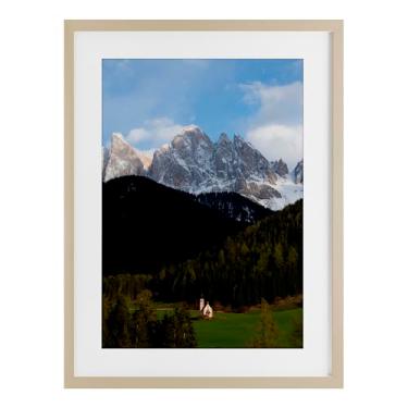 Imagem de Stupell Industries Capela solitária em Dolomitas Impressão emoldurada branca sob vidro, design por Jared Kreiss, 23 x 17