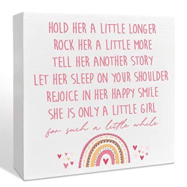 Imagem de NKBINLILI Placa De Madeira Para Quarto Bebê, "Hold Her A Little Long", Rústica, Azul Claro, 5X5", Parede, Decorativa Bebê/Berçário