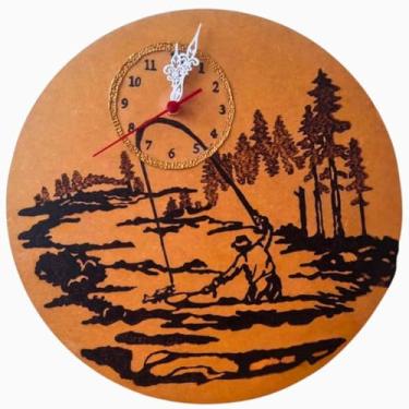 Imagem de Relógio de Mesa em Quadro Decorativo Redondo para casa, escritório ou clínica; 35cm; quartz analógico tic-tac suave; pirografia artesanal em madeira com tema de Pescador Contemporâneo.