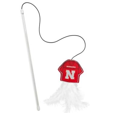 Imagem de NCAA Nebraska Huskers Team Jersey Wand com NIP de gato, brinquedo de pelúcia em forma de jérsei para gatos e gatinhos – Brinquedo interativo para animais de estimação para brincar e se exercitar