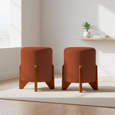 Imagem de Kit 2 Puffs Decorativos Eloah Redondo Assento Extra para Sala Quarto Suede Cores Pufe com Pés de Madeira
