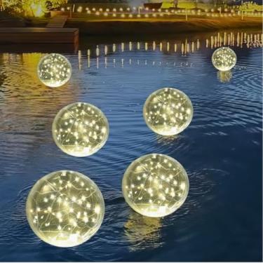 Imagem de SATOCVAY Luzes flutuantes de piscina alimentadas por energia solar - Bolas de piscina flutuantes infláveis à prova d'água de 35,5 cm que flutuam com LEDs brancos quentes de 3000K para festas