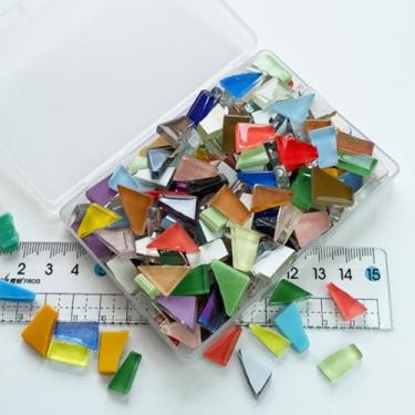 Imagem de 1 caixa de azulejos multicoloridos em formato variado, pequeno mosaico de vidro colorido, 140 peças para artesanato DIY, projetos de arte