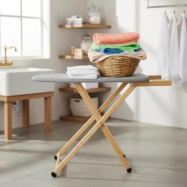 Imagem de Mesa de Passar Roupa Dobrável em Madeira com Tomada e Porta Ferro – Tecido Metalizado, Ajuste de Altura