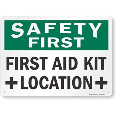 Imagem de SmartSign Placa "Safety First Aid Kit Location" de 10 x 35 cm, impressa digitalmente, plástico HDPE de 55 mm, verde, preto e branco
