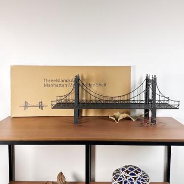 Imagem de Estante suspensa montada na parede, design de ponte de metal preto, 67 x 26 x 14 cm