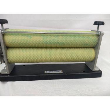 Imagem de Cilindro alveolador de cera de abelhas manual - Estrutura em ferro com base