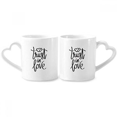 Imagem de Conjunto de canecas de porcelana para casais, com citação Trust in Love