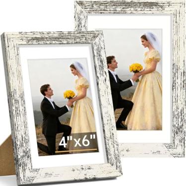 Imagem de Vittanly Conjunto de 2 porta-retratos 10 x 15 cm, moldura de madeira maciça para parede ou mesa, exibição de foto de 9 x 12 cm com tapete ou 10 x 15 cm sem tapete, branco envelhecido