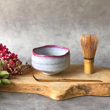 Imagem de TAKEMI Conjunto de tigelas Matcha japonesas tradicionais, Mino Ware Chawan feito à mão com batedor e colher de bambu, coleção de cerimônia de chá de cerâmica de 350 ml, vidrado azul e branco (Sakura