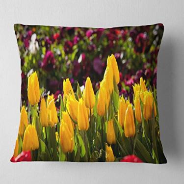 Imagem de Designart Linda sala de estar com flores amarelas e flores do jardim, sofá, almofada de alta qualidade + capa de almofada impressa em ambos os lados 40,64 cm x 40,64 cm