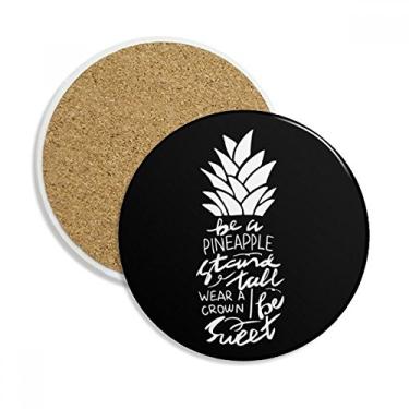 Imagem de Caneca Be a Pineapple com citação alta, porta-copos preto, pedra absorvente de proteção de mesa