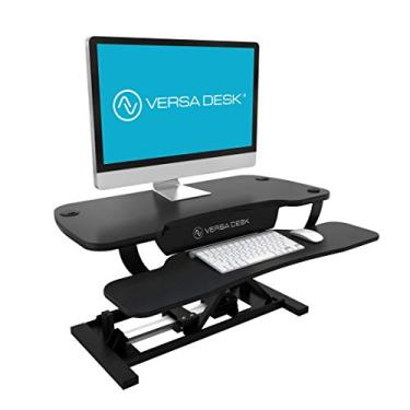 Imagem de VersaDesk Power Pro USA Fabricado | Elevador elétrico de mesa com altura ajustável | Conversor de mesa em pé | Mesa sentada para ficar em pé com teclado + bandeja de mouse | 91,4 cm x 61 cm preto