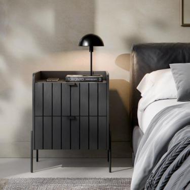 Imagem de mesa de cabeceira com pés industrial preto para quarto de casal com 2 