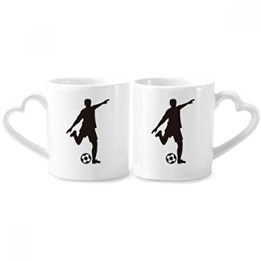 Imagem de Conjunto de canecas de porcelana para casais esportivos com contorno de futebol e coração