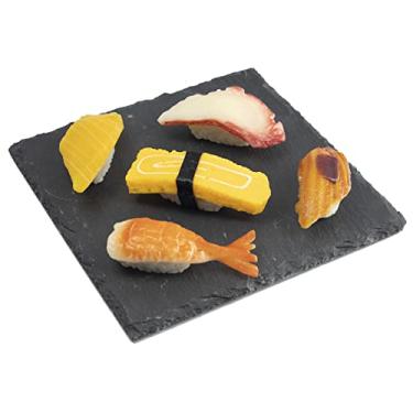 Imagem de 4 tábuas de queijo de ardósia, 20 x 20 cm (7,8 x 7,8 pol.) Bandeja de charcutaria com borda natural, pratos de sushi estilo pedra preta para cozinha, jantar, festa, frutas, aperitivos secos, frutas,