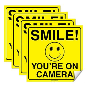 Imagem de (Conjunto de 4) Placa Smile You're On Camera - 15,24 cm x 15,24 cm - Vinil de 4 milímetros - Laminado para maior proteção e durabilidade - Decalque autoadesivo - Protegido UV e à prova de intempéries - Resistente