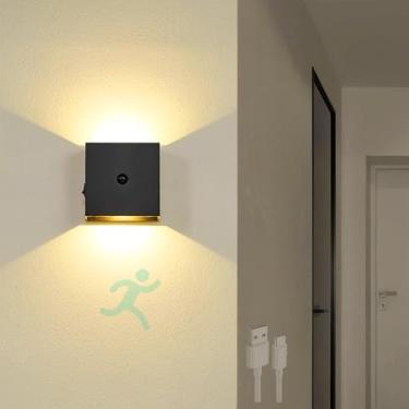 Imagem de Lâmpada de parede com bateria LED com detector de movimento Arandelas internas recarregáveis Iluminação de parede magnética moderna sem fio para escada Sala de estar Quarto mesa de cabeceira (Luz