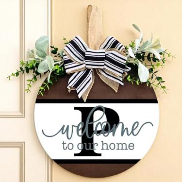 Imagem de Guirlanda personalizada para porta da frente com inicial familiar (A-Z) - placa de boas-vindas de madeira de 30 cm, guirlanda de eucalipto e cabide rústico de serapilheira | Decoração de varanda de