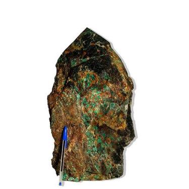 Imagem de 01 Malaquita Pedra Pé e Bico Serrado 11Kg 39cm Tipo B - CristaisdeCurv