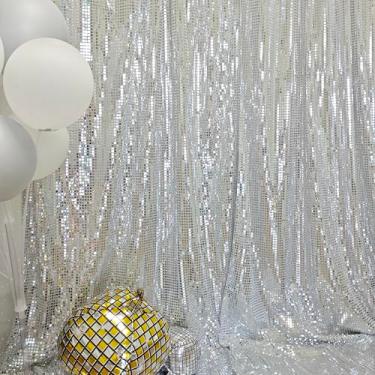 Imagem de JYFLZQ Cortina de pano de fundo prata para festas 1,4 x 2,4 m 1 painel dos anos 70 anos 80 espelho com glitter brilhante fotografia cabine de fotos para decorações de despedida de solteira de