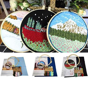Imagem de SUQUUB 3 conjuntos de kit de bordado para iniciantes com padrão e instruções, kits de ponto cruz para iniciantes com moldura, 3 aros de bordado de plástico, 3 roupas de bordado e fios coloridos, 3 padrões de paisagem