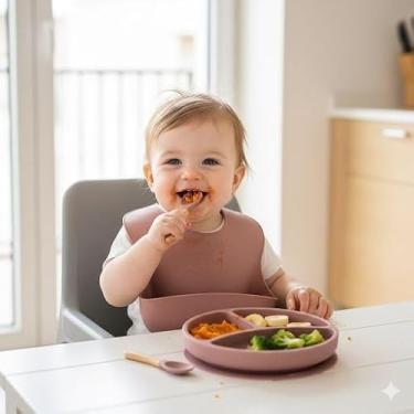 Imagem de Kit Bebê Premium em Silicone – Prato com Divisórias + Babador Coletor + Talheres de Madeira | Antiderrapante, Seguro e Fácil de Limpar (Bordo pratinho)