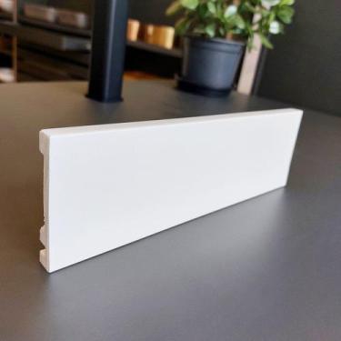 Imagem de Guarnição de Poliestireno Liso Branco Slim 7cm barra com 2,40 metros