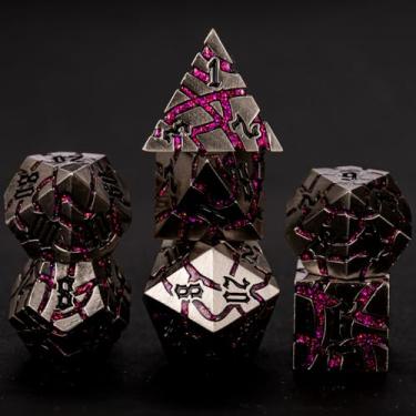 Imagem de Maywin Metal Dice Set D&D,Crack Metallic DND Dice Set with Box, Metal Glitter RPG Dice for Dungeons and Dragons Table Game(Antique Silver Rose red)
