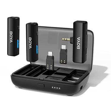 Imagem de BOYA Microfone de lapela duplo sem fio de 2,4 GHz para câmera DLSR/iPhone/Android, microfone sem fio de lapela dupla para transmissão ao vivo de vídeo Vlog Podcast (TX+TX+RX)