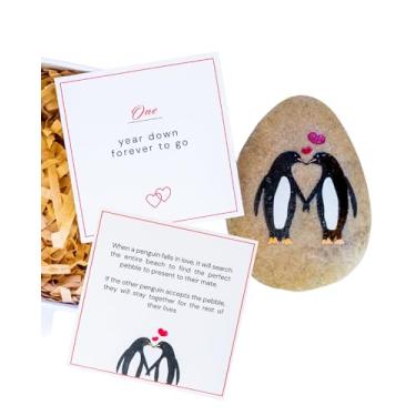 Imagem de PureRejuva Aniversário de 1 ano para namorado ou namorada - presente de pinguim - primeiro aniversário de casamento para marido ou esposa - lembrança de um ano juntos