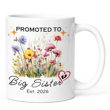 Imagem de KOXAME Presente promovido a irmã mais velha, presentes para aniversário de irmãs, anúncio de bebê, presente de anúncio de gravidez, caneca de café promovida a irmã Est 2026 (irmã 2026)