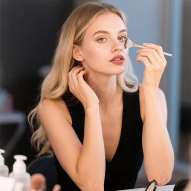 Imagem de 1 pincel de maquiagem em forma de leque – um pincel macio e fofo adequado para aplicar marcador, contorno e definir pó.