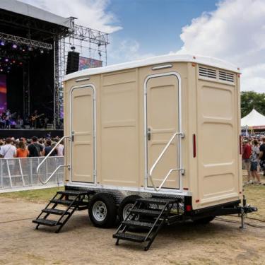 Imagem de Reboque móvel de luxo para banheiro com 2 baias - vaso sanitário portátil para adultos em acampamento, banheiro ao ar livre com comodidades completas, design rebocável para parques de acampamento